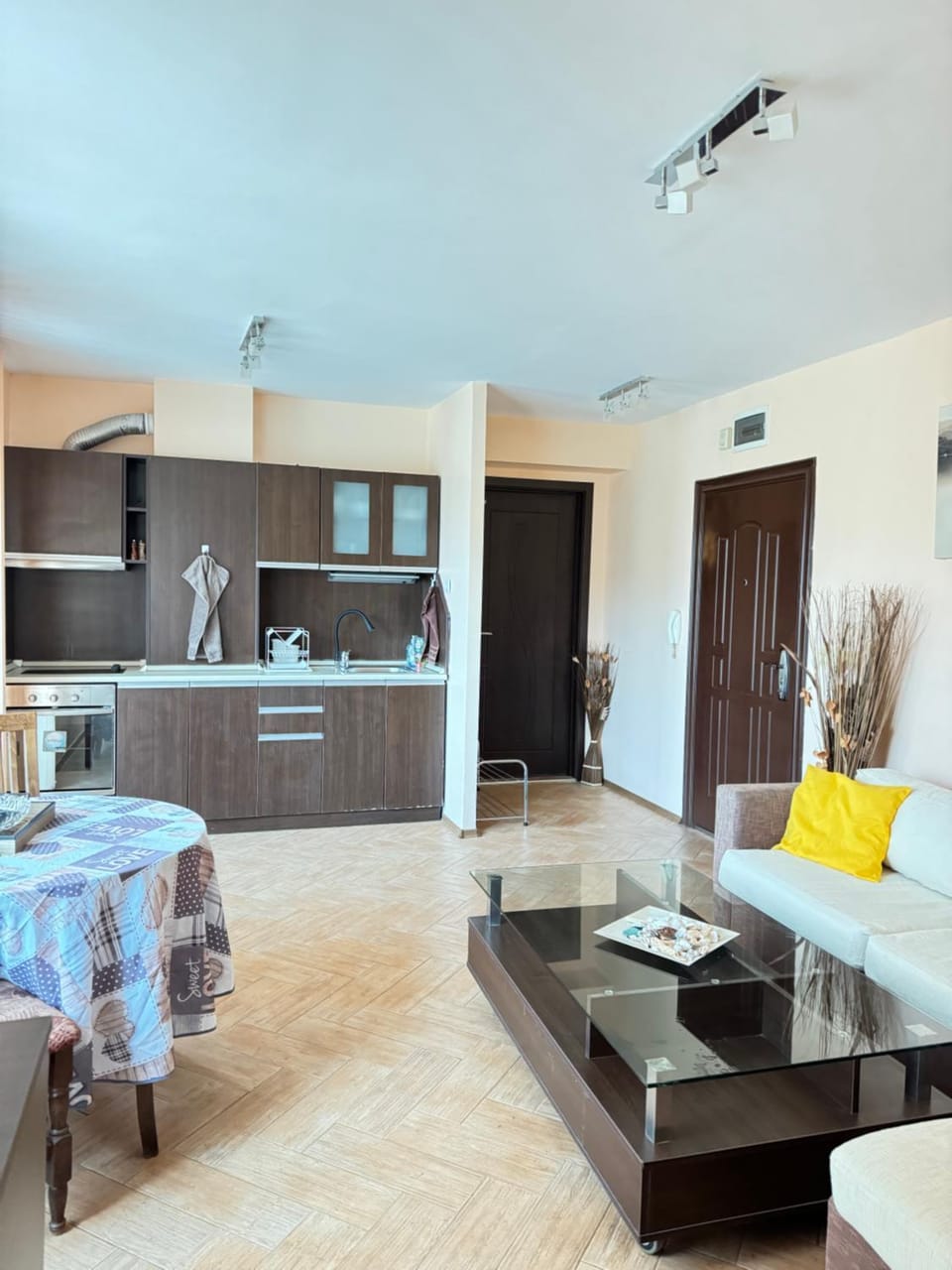 Kitchen or kitchenette, Living room, Seating area, Dining area