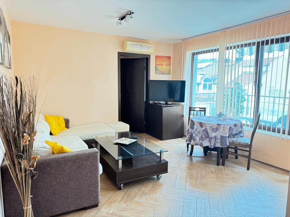 Communal lounge/ TV room, TV and multimedia, Living room, Photo of the whole room, Seating area, Evening entertainment, air conditioner