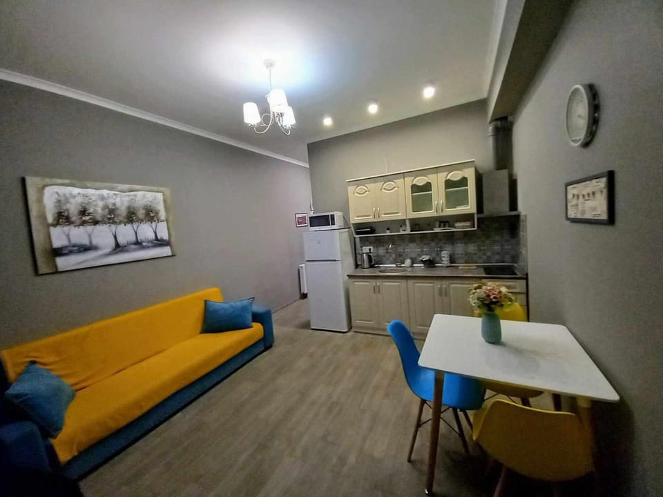 Kitchen or kitchenette, Seating area, Dining area