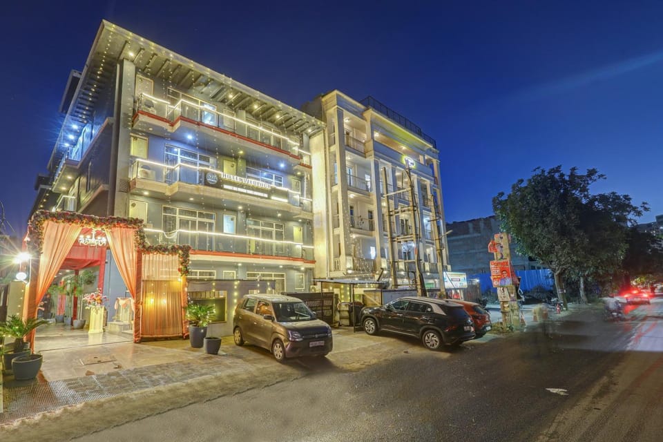 Property building, Night, Neighbourhood, City view, Street view, Location, Parking