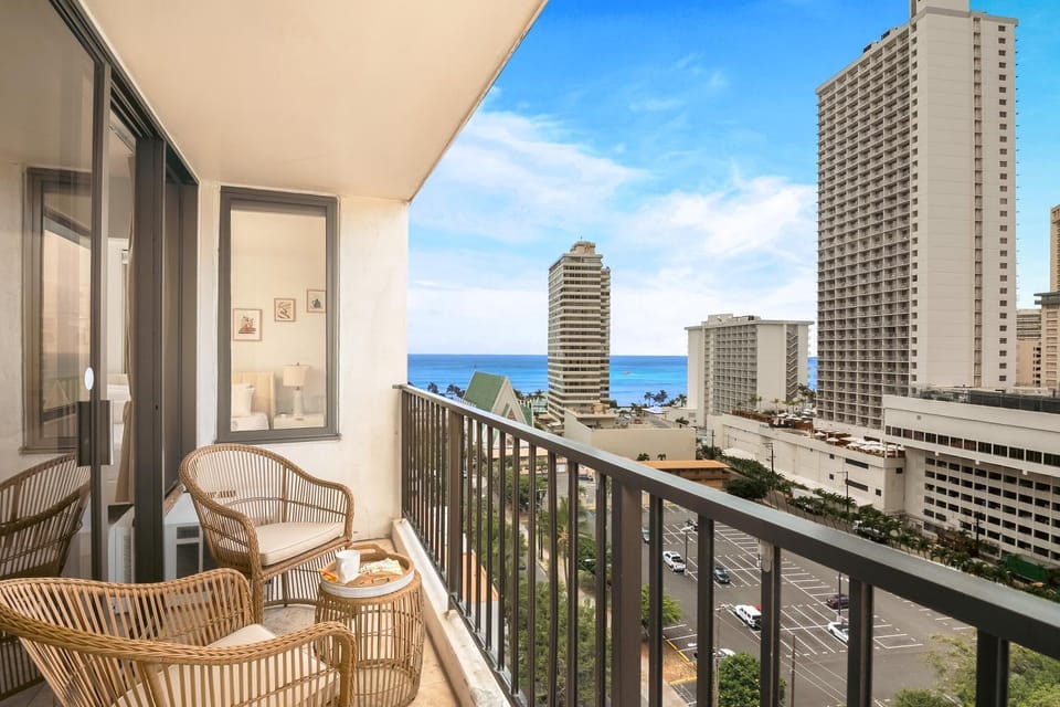 View (from property/room), Balcony/Terrace, City view, Sea view