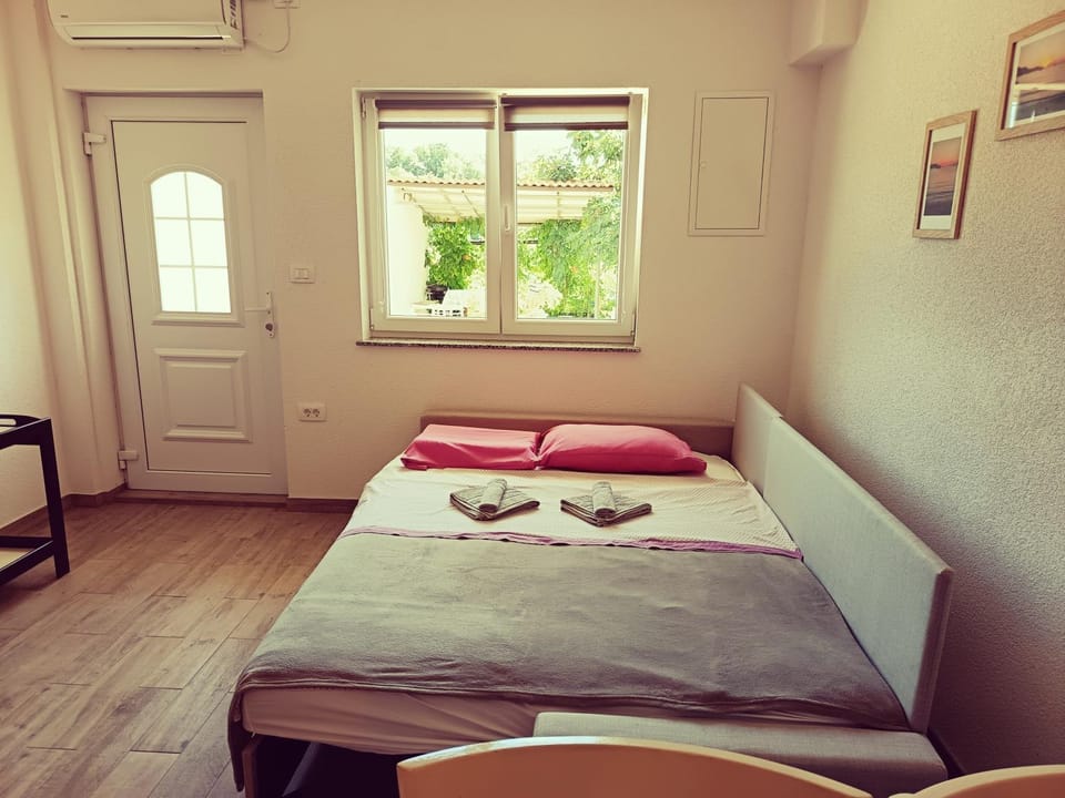 Living room, Seating area, air conditioner
