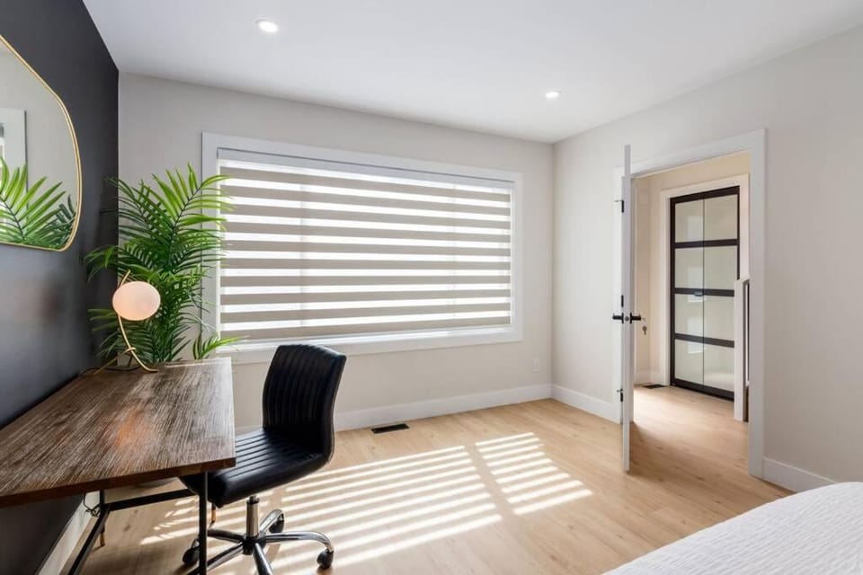Pet Friendly & Accessible, 4 Beds House in Calgary