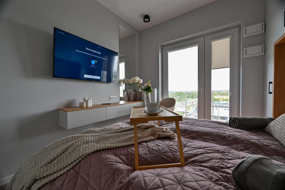 Bed, TV and multimedia, Bedroom