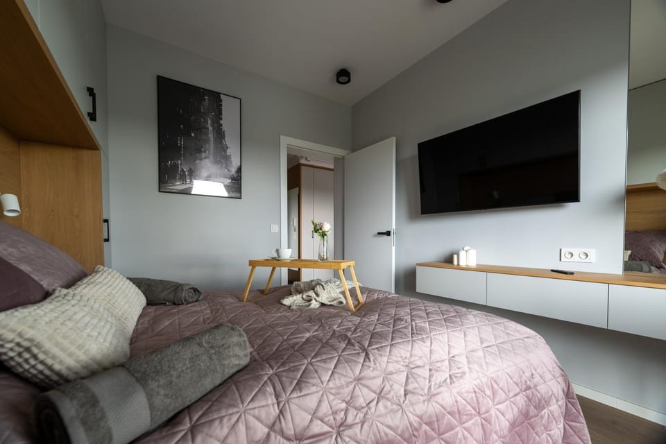 Bed, TV and multimedia, Photo of the whole room, Evening entertainment, Bedroom