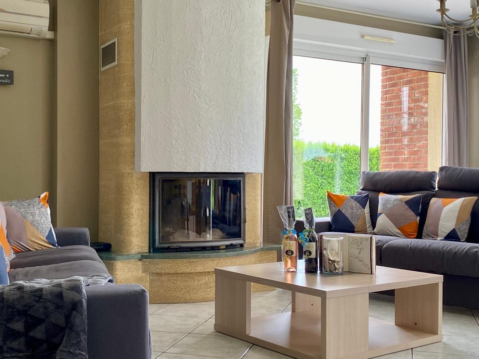 Communal lounge/ TV room, TV and multimedia, Living room, Seating area