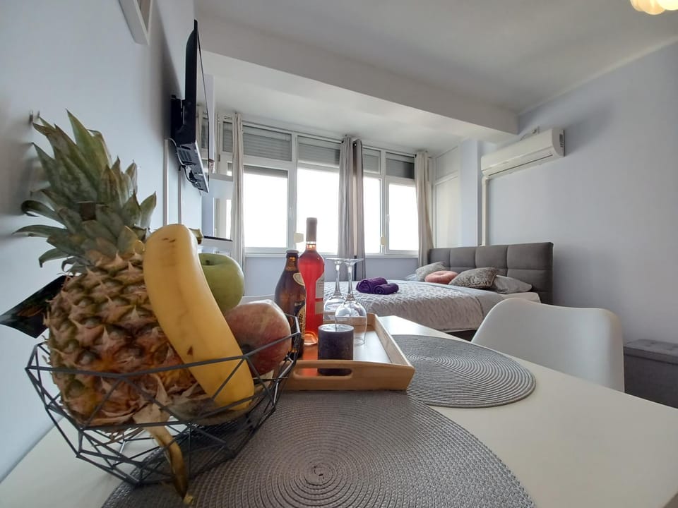 Living room, Food, air conditioner
