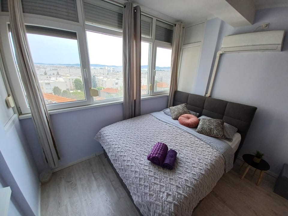 Bed, Bedroom, towels
