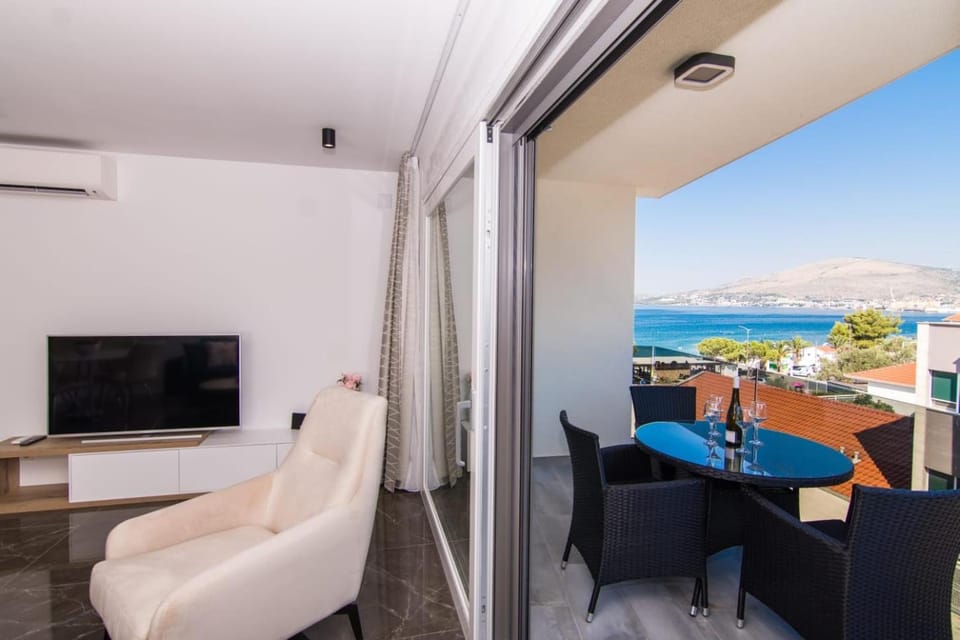 TV and multimedia, Balcony/Terrace, Seating area, Sea view