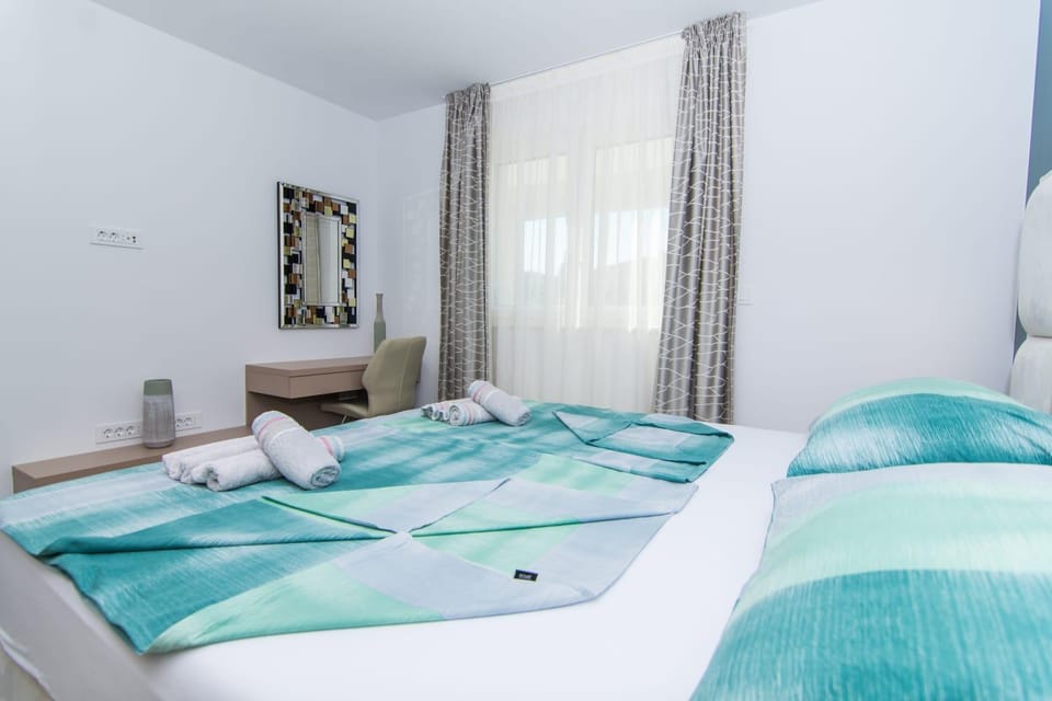 Bed, Bedroom, towels