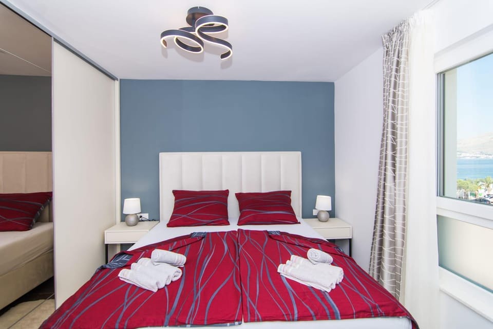 Bedroom, towels