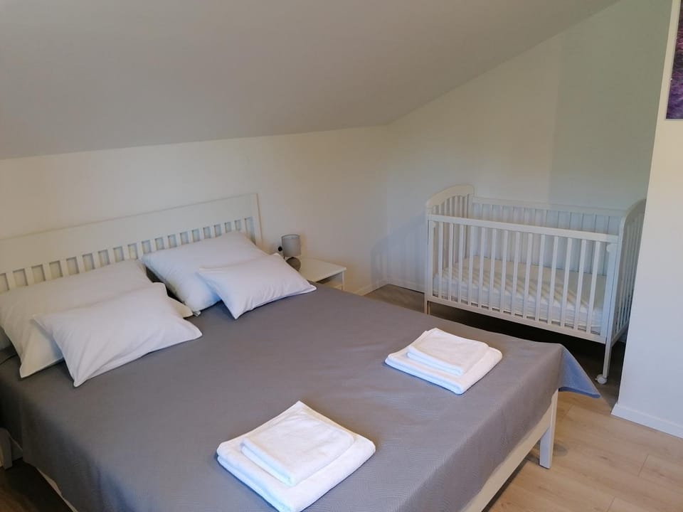 Bed, Bedroom, towels