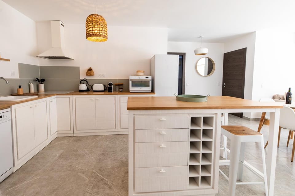 Coffee/tea facilities, Dining area, dishwasher, oven, stove, toaster