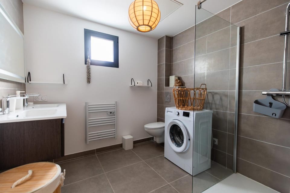 Shower, Toilet, Bathroom, towels, washing machine