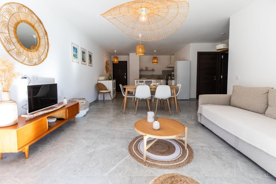 Communal lounge/ TV room, TV and multimedia, Living room, Dining area