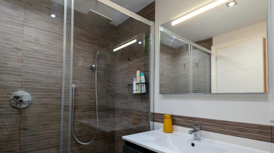 Shower, Bathroom, towels