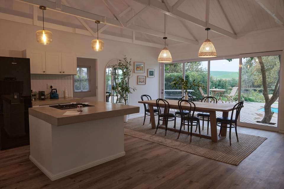 Dining area, kitchen