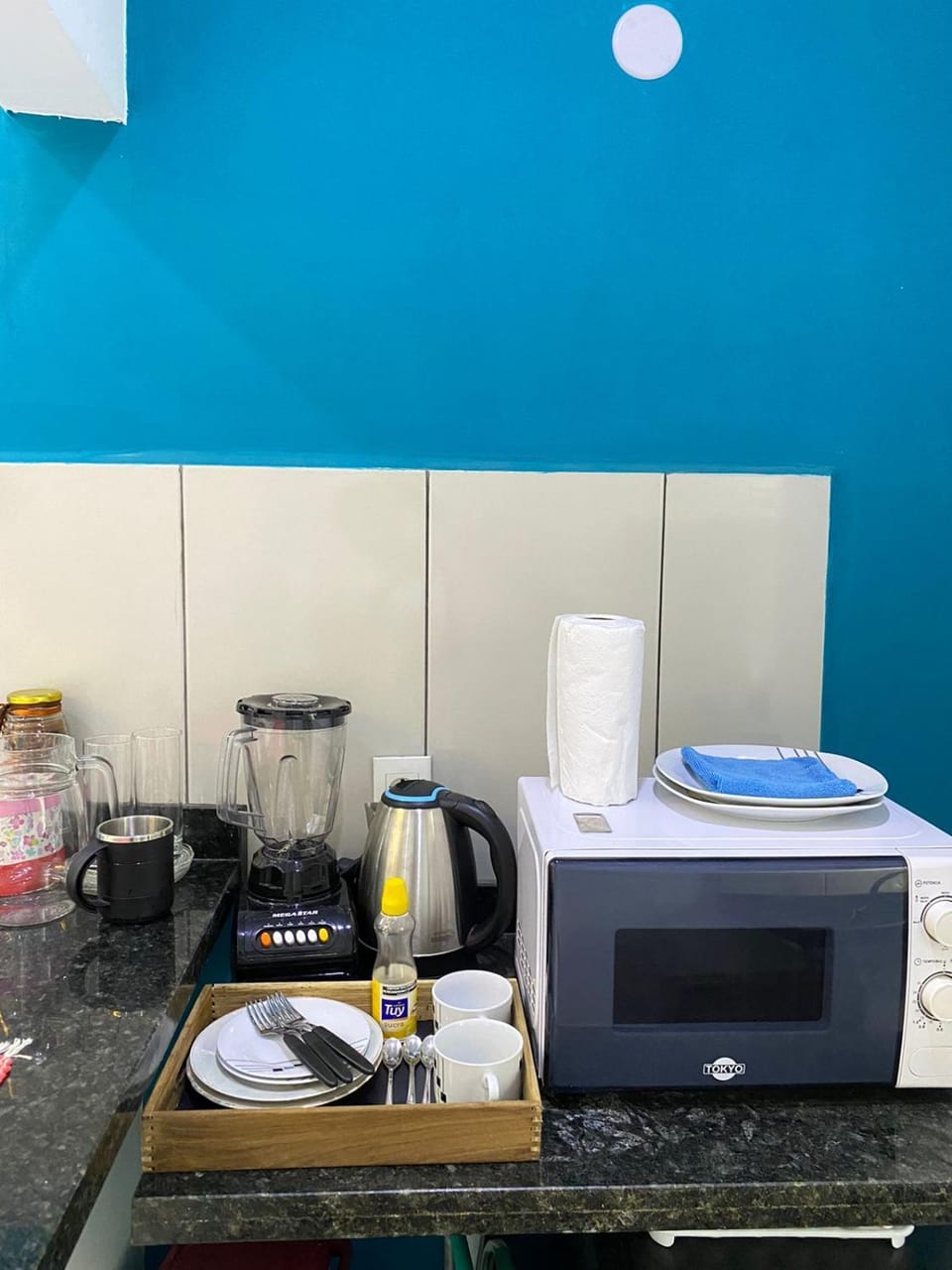 Kitchen or kitchenette, minibar