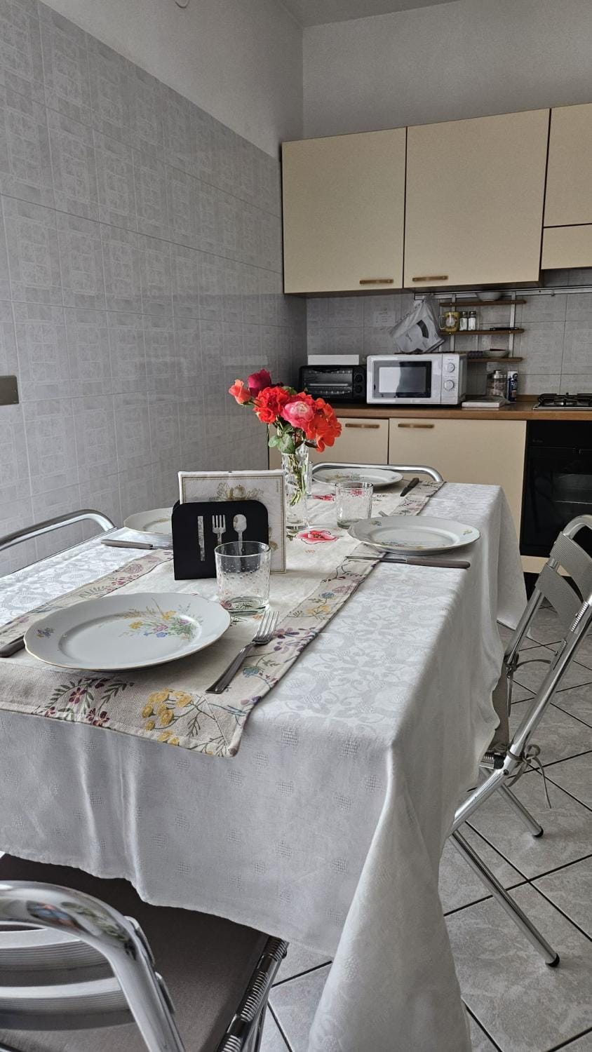 Kitchen or kitchenette, Dining area, stove