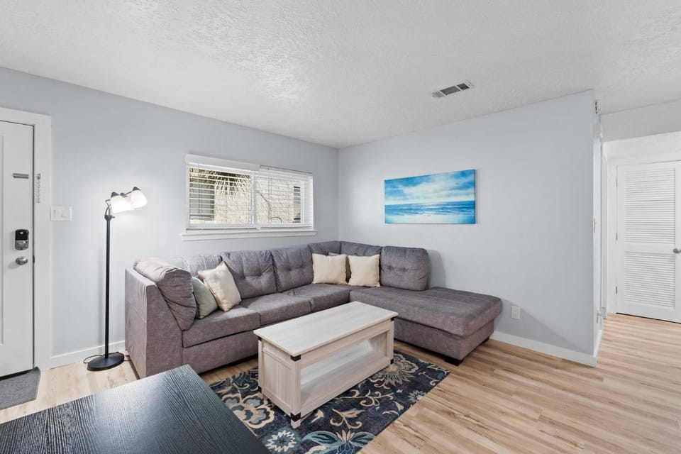 3 Mins to Beach~Free Activities~Perfect Family 2 Bed Condo~Waymar 6: Beach Walk House in Okaloosa Island