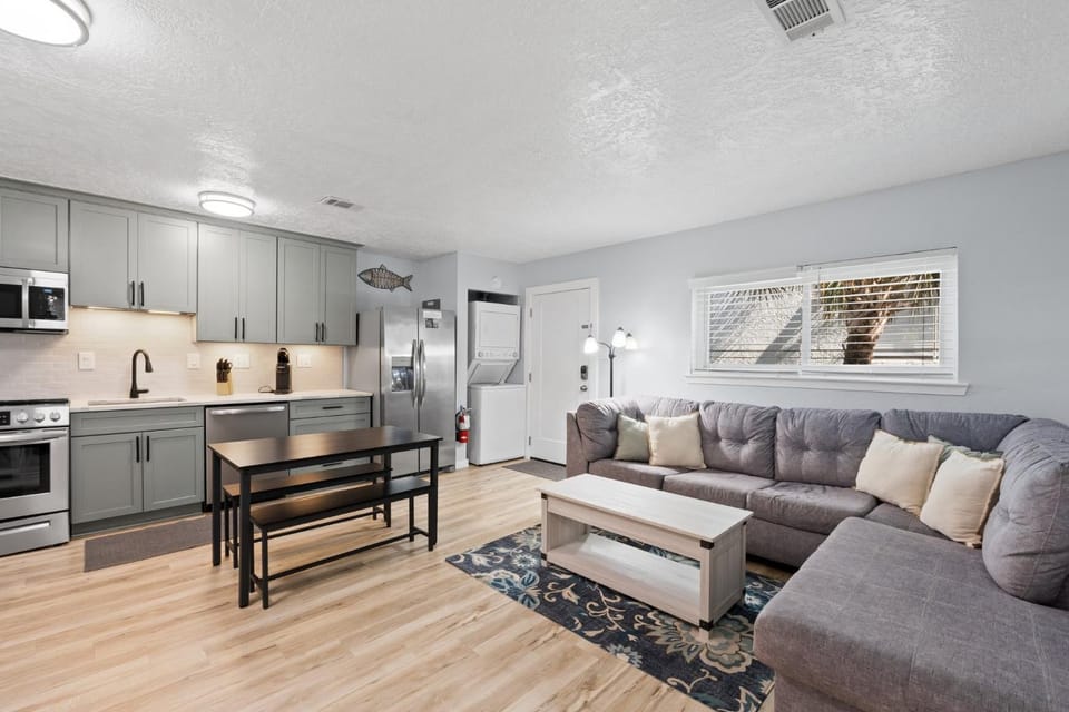 3 Mins to Beach~Free Activities~Perfect Family 2 Bed Condo~Waymar 6: Beach Walk House in Okaloosa Island