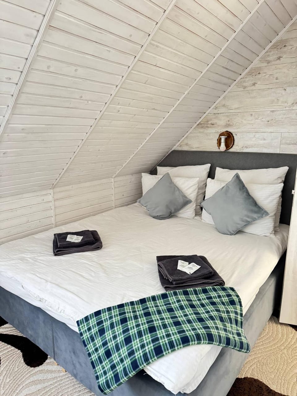 Bed, Photo of the whole room, towels