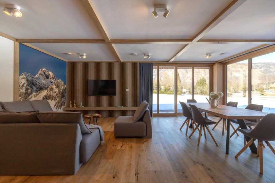 TV and multimedia, Living room, Seating area, Dining area