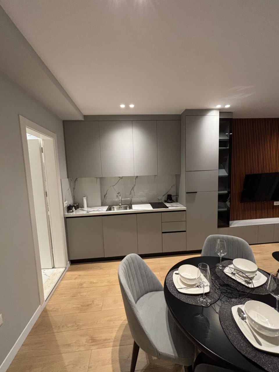 Coffee/tea facilities, Kitchen or kitchenette, Living room, Seating area, Dining area