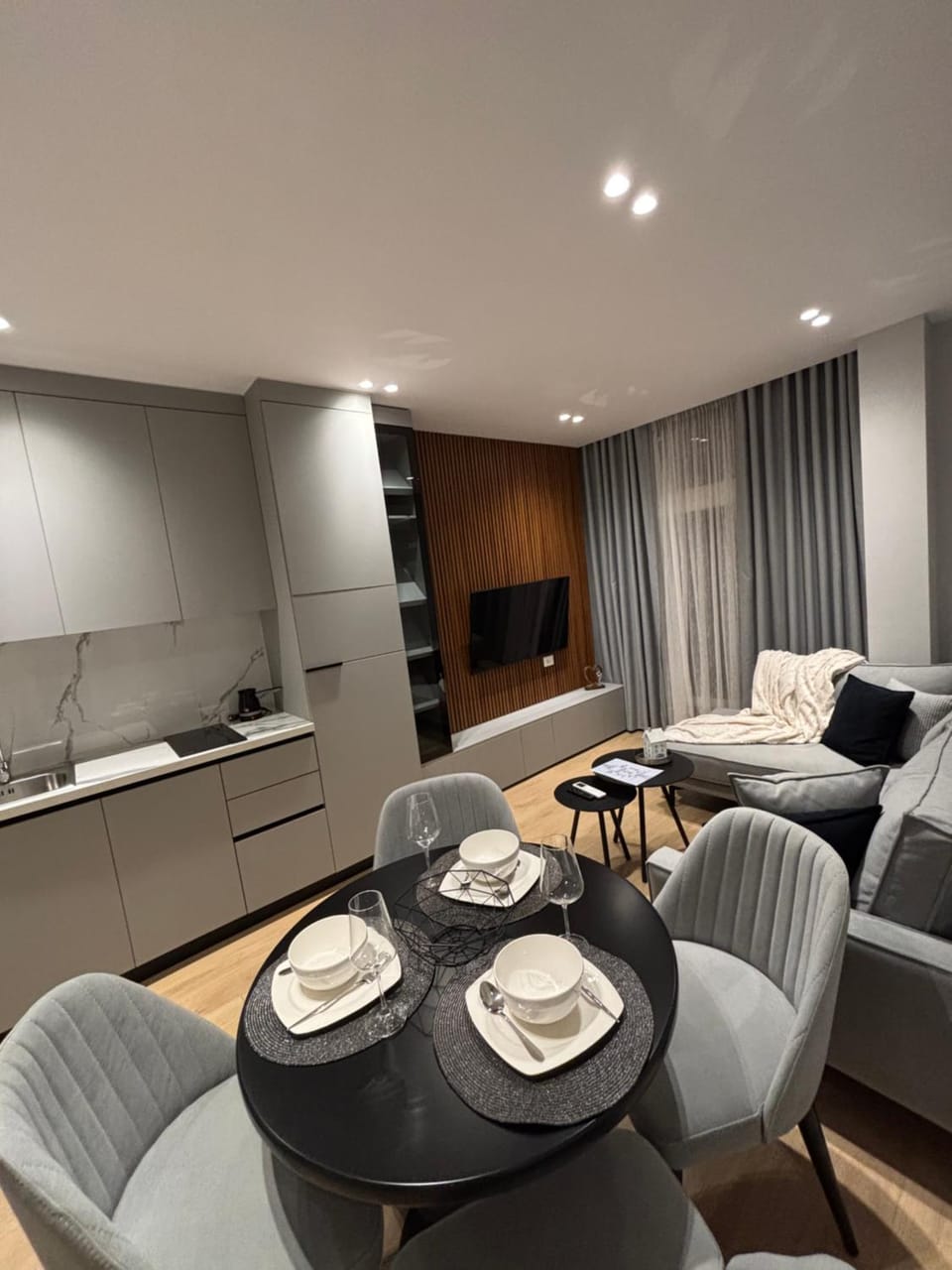 TV and multimedia, Coffee/tea facilities, Kitchen or kitchenette, Living room, Seating area, Dining area, minibar