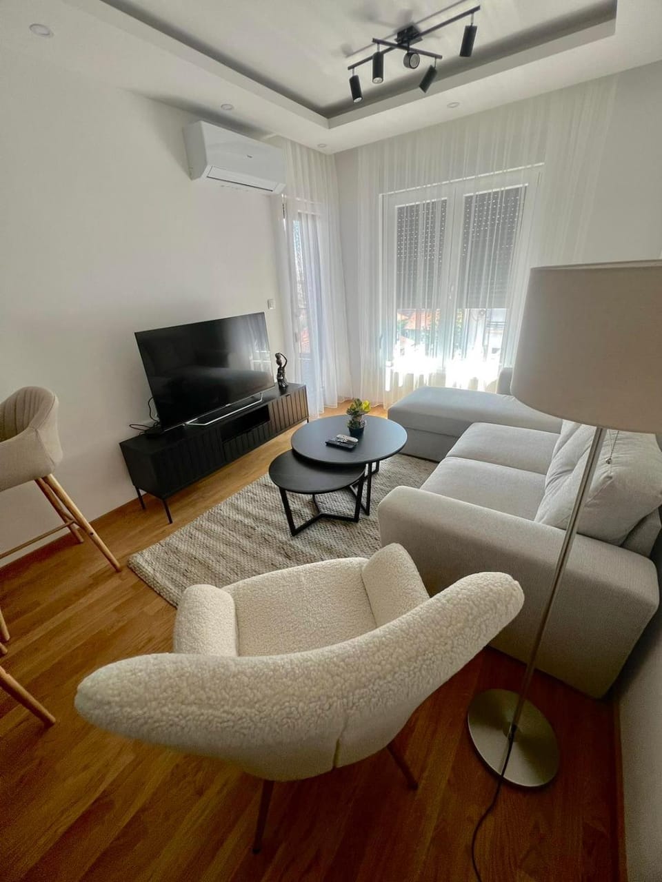 Communal lounge/ TV room, TV and multimedia, Living room, Seating area, Evening entertainment