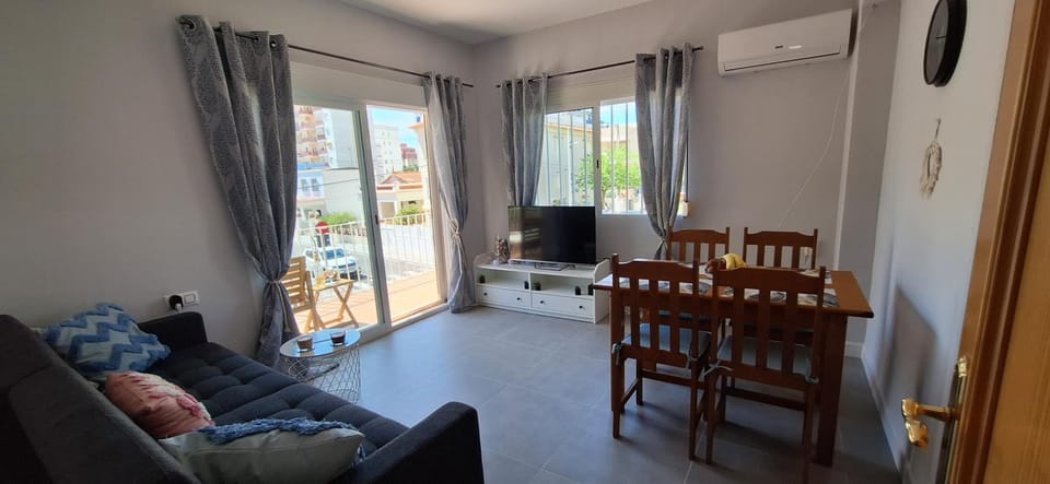 TV and multimedia, Living room, Seating area, Dining area, air conditioner