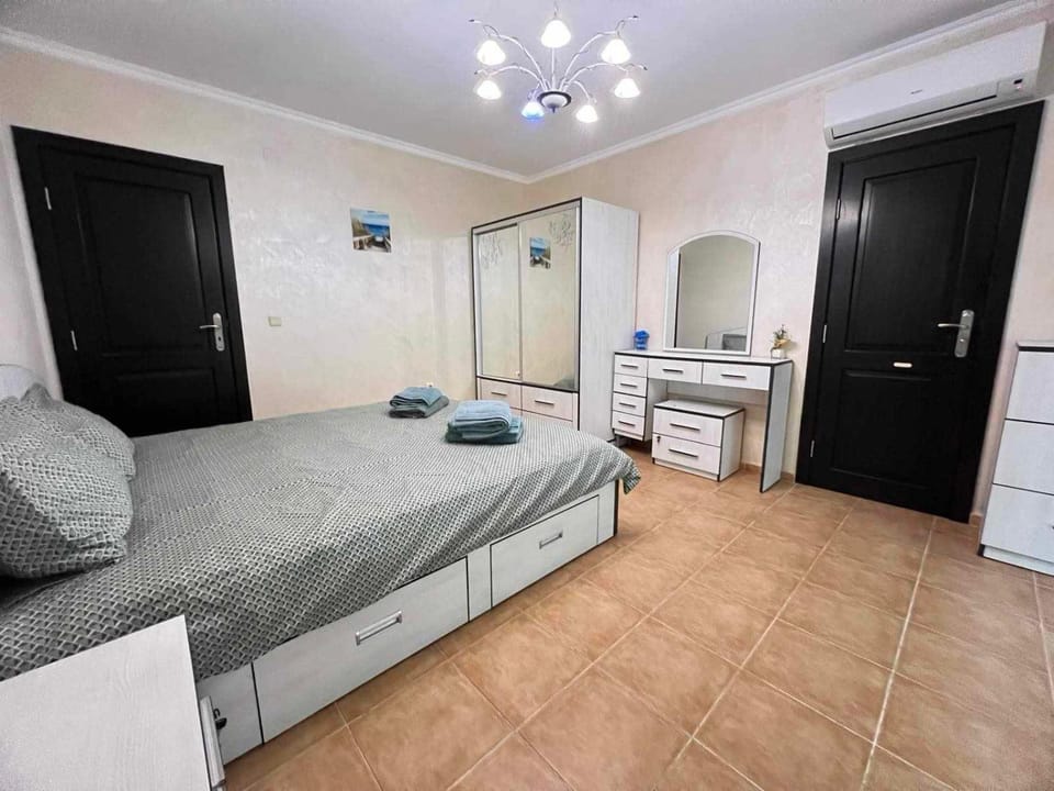 Bed, Photo of the whole room, Seating area, Bedroom, wardrobe