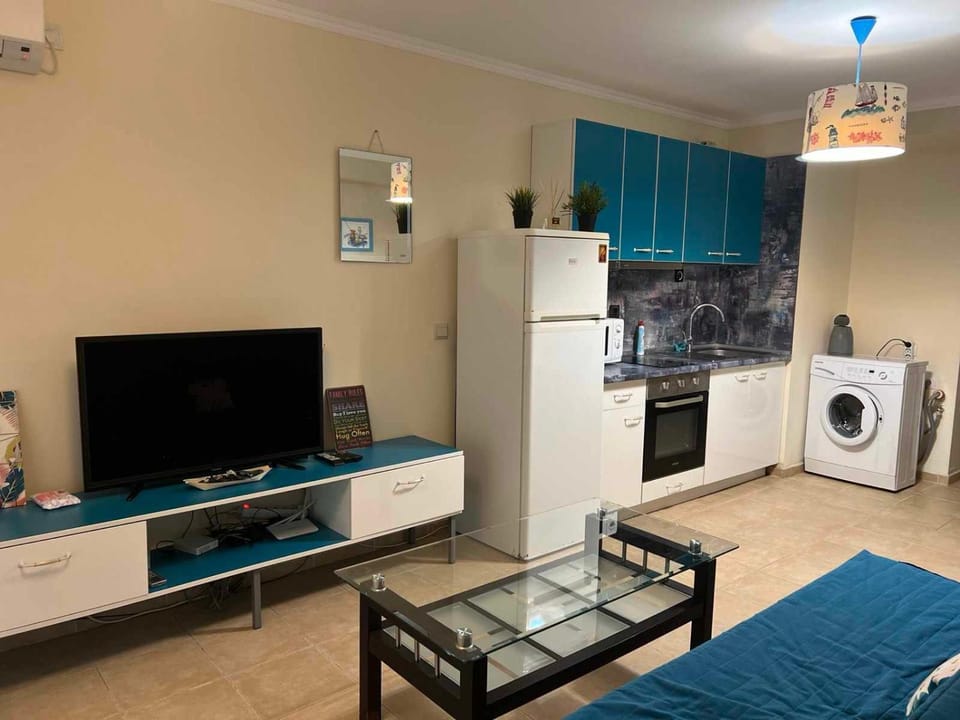 Communal lounge/ TV room, Bed, TV and multimedia, Kitchen or kitchenette, Living room, Photo of the whole room, Seating area, Evening entertainment, Bedroom, oven, pet friendly, stove, washing machine
