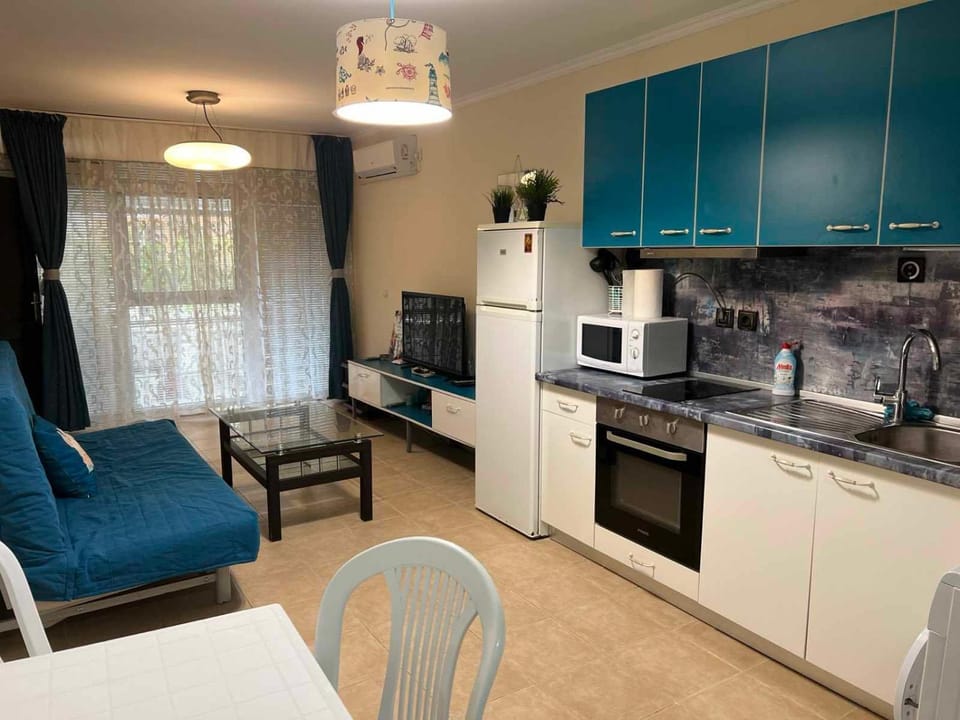 Kitchen or kitchenette, Living room, Seating area, Dining area, pet friendly, stove