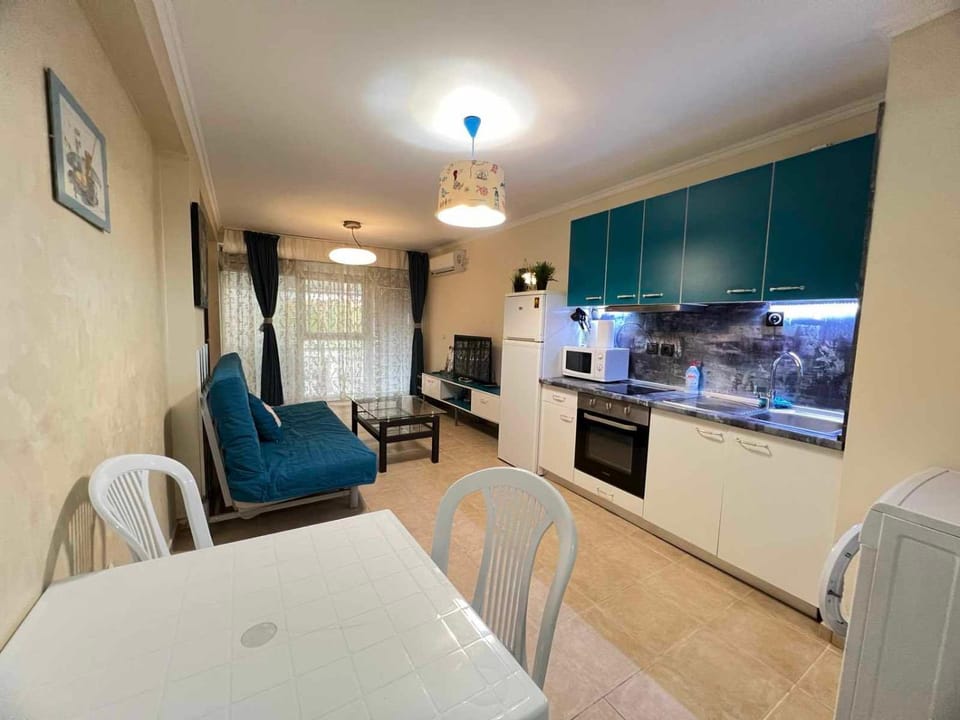 Bed, TV and multimedia, Kitchen or kitchenette, Living room, Photo of the whole room, Dining area, oven, pet friendly, stove