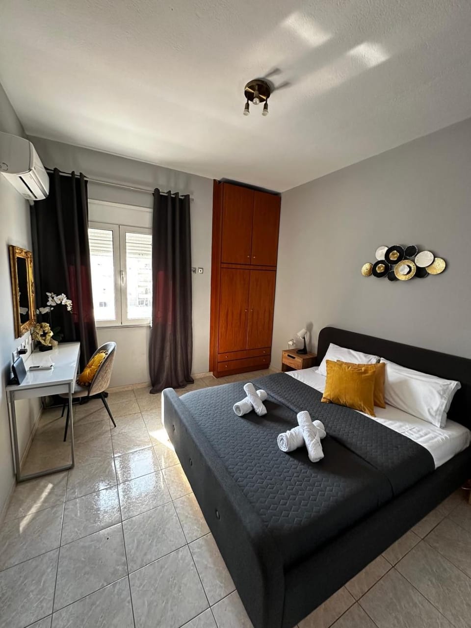 Bed, Photo of the whole room, Bedroom, towels