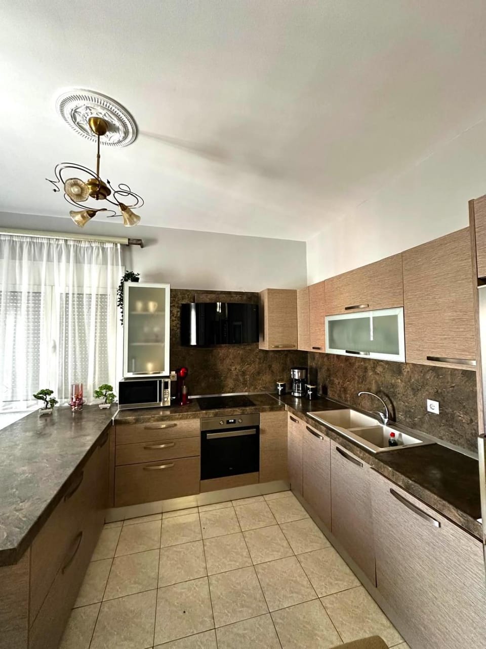 Coffee/tea facilities, microwave, oven, kitchen