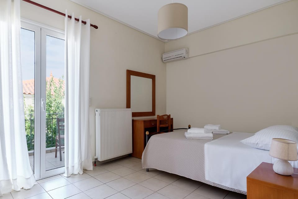 Bed, Photo of the whole room, Bedroom, internet, towels, wardrobe, air conditioner