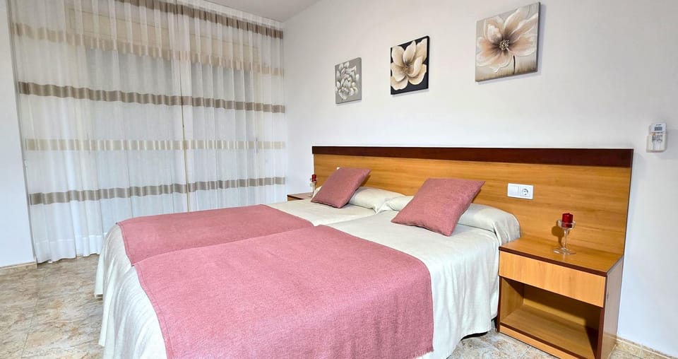 Bed, Photo of the whole room, Bedroom, air conditioner