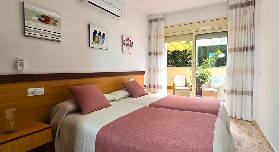 Bed, Photo of the whole room, Bedroom, air conditioner