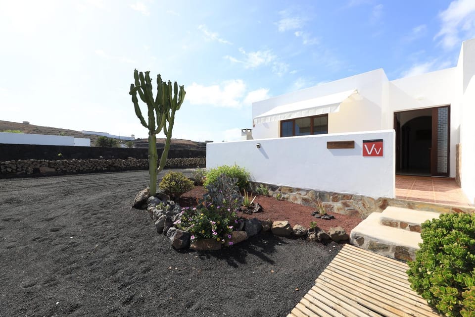 Facade/entrance, Garden, Garden view, Parking