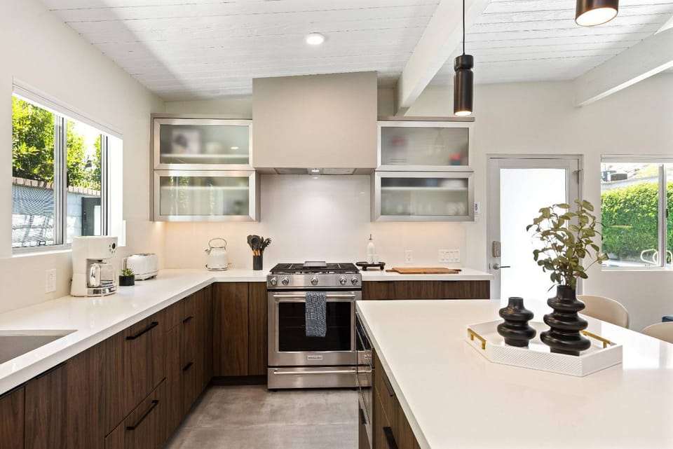 Kitchen or kitchenette, dishwasher, minibar, oven, stove