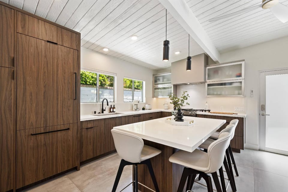 Kitchen or kitchenette, Dining area, minibar, oven, stove