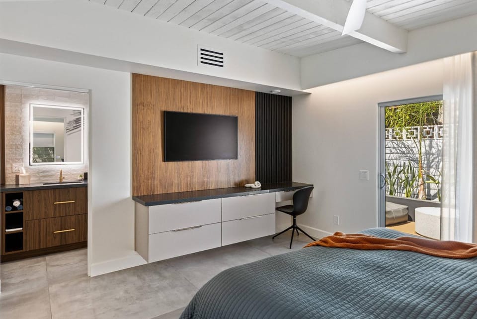 Bed, TV and multimedia, Living room, Photo of the whole room, Seating area, Evening entertainment, Bedroom, wardrobe