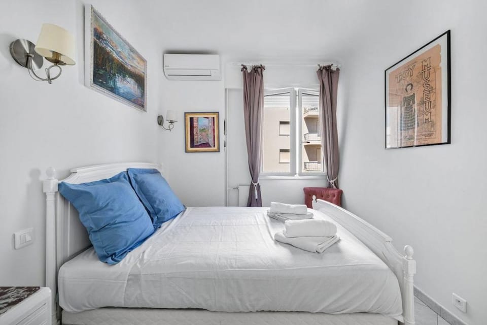 LA PISCINE Vue exceptionnelle sur la mer Clim Parking Apartment in Roquebrune-Cap-Martin