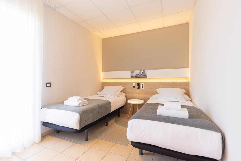 Photo of the whole room, Area and facilities