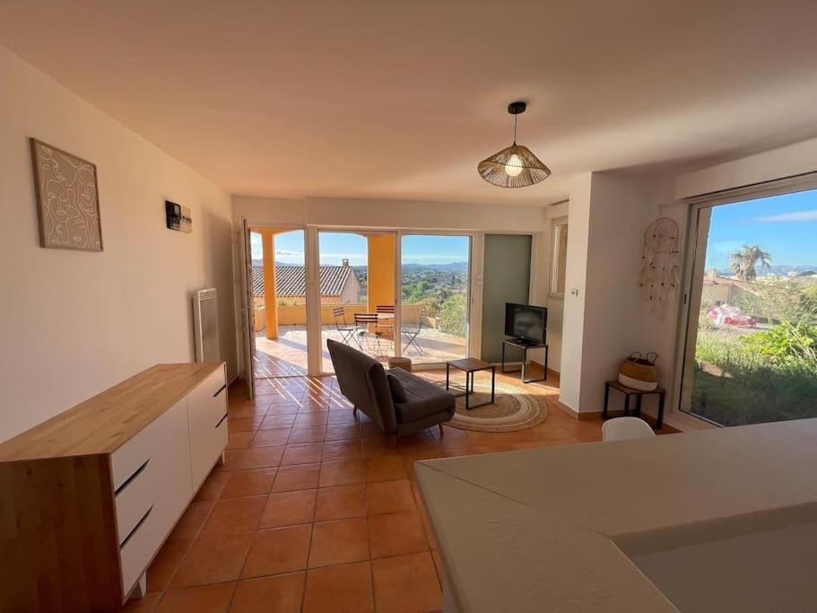 Maisonnette calme vue collines House in Marseille