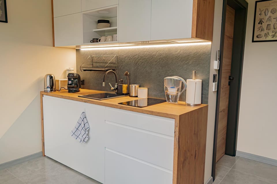 Coffee/tea facilities, Kitchen or kitchenette, stove