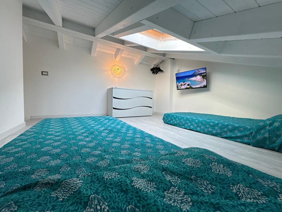 Bed, TV and multimedia, Photo of the whole room, Bedroom