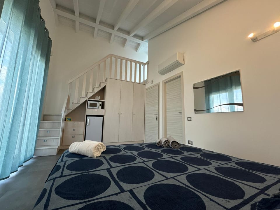 Photo of the whole room, Bedroom, minibar, air conditioner